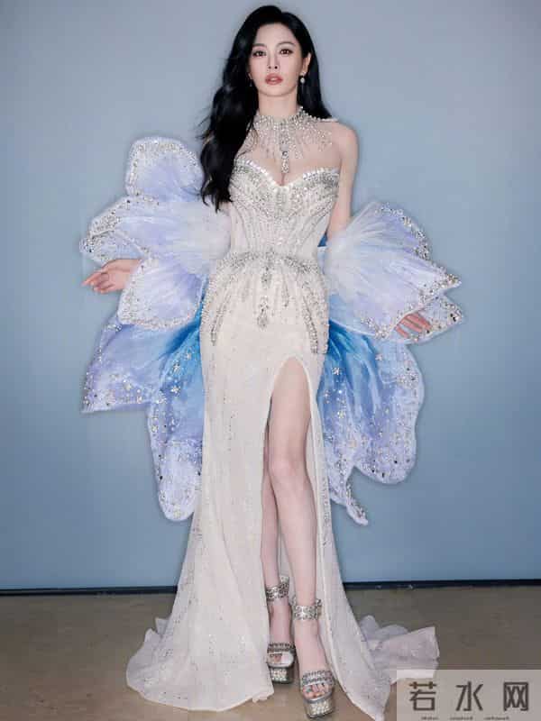 张雨绮 深V满钻礼裙+蓝蝴蝶结,华贵媚态太撩人了!