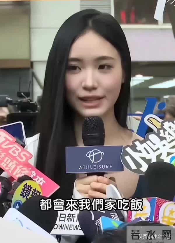 s妈痛哭,小s晒全家福,大s去世10个月,她们一家都变了