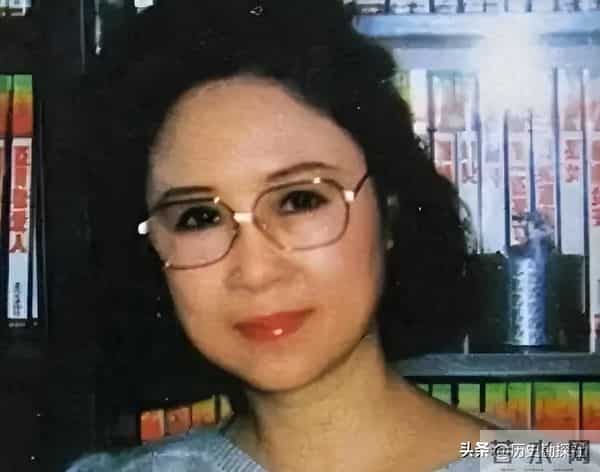 琼瑶和丈夫平鑫涛，在昆明石林旅游时，一张珍贵的合影，很浪漫