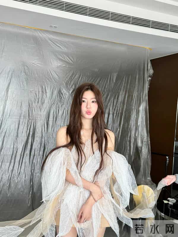 赵露思的透视纱裙有点大胆