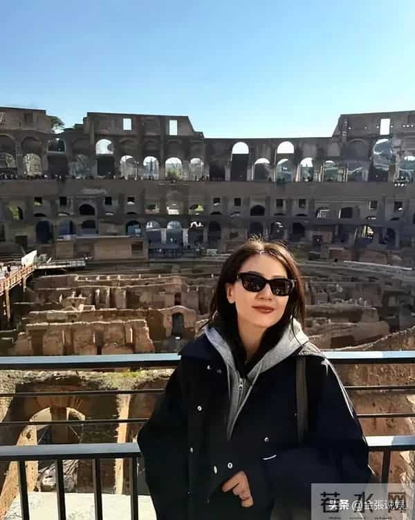 46岁高圆圆米兰街头放飞!没人认出素颜狂拍，生图状态看呆路人