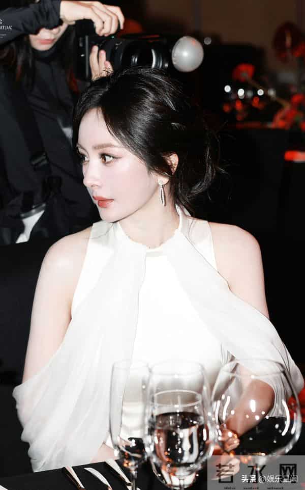 杨幂一袭白裙惊艳亮相澳门，盘发造型好温柔，粉丝快被迷晕了