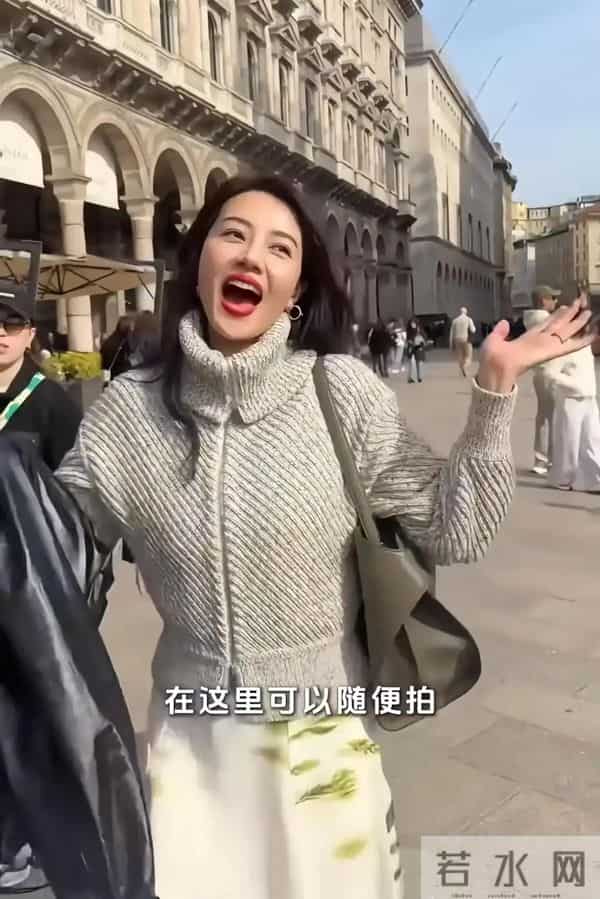 46岁高圆圆现身米兰街头,在没人认识的街头拍照松弛开心得像小孩