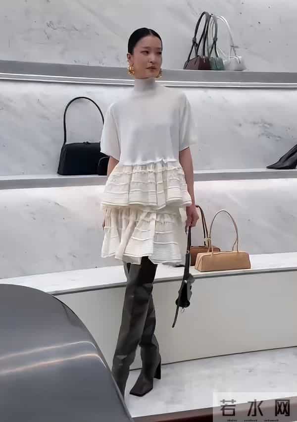 北京酒会“见光死”，高清镜头暴露真实颜值，吉娜“假胸”太尴尬