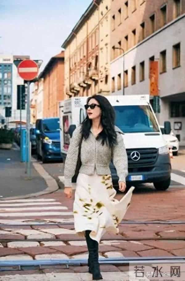 46岁高圆圆米兰街头放飞!没人认出素颜狂拍，生图状态看呆路人