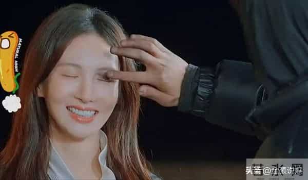 关系藏不住了？黄景瑜被曝有"新恋情"，金晨把腿放到他腿上！