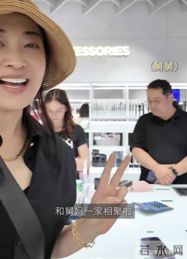 梅婷和弟媳逛街，娘家弟弟也是肿眼皮，大眼袋，12岁女儿打耳洞了