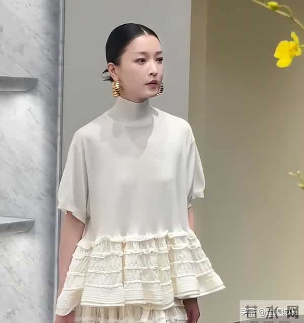 北京酒会太真实，吉娜"假胸"尴尬，娜然脸肿胀，秦舒培一脸男相