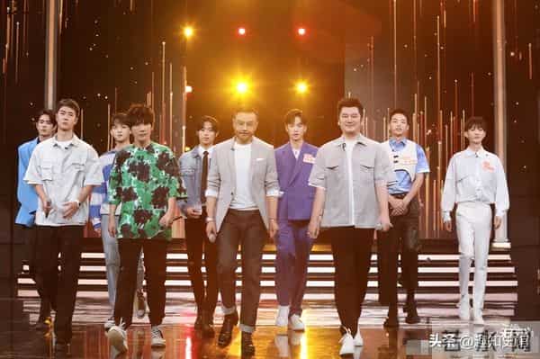 51岁汪涵现状:常年居住在长沙,穿人字拖嚼槟榔,大烟斗不离身