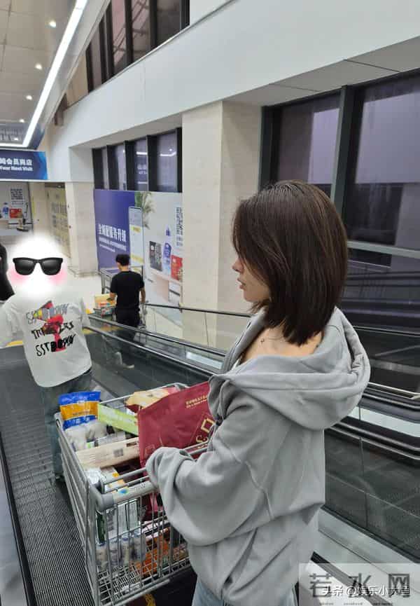 吴艳妮广西逛山姆,穿灰色卫衣牛仔裤好松弛,戴着黑框眼镜好可爱