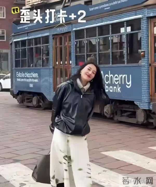 46岁高圆圆米兰街头放飞!没人认出素颜狂拍，生图状态看呆路人