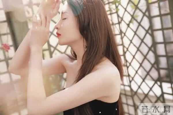 江疏影脚踩黑色一字带高跟凉鞋,大秀白皙美腿玉足