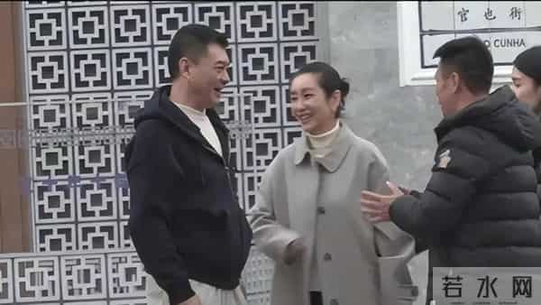 秦海璐和好友聚餐，和男友人握手分别老公不耐烦，上车叼烟好霸气