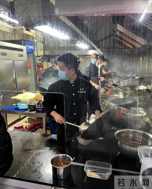 柳州偶遇李晨穿浅绿色棒球衫排队买螺蛳粉！