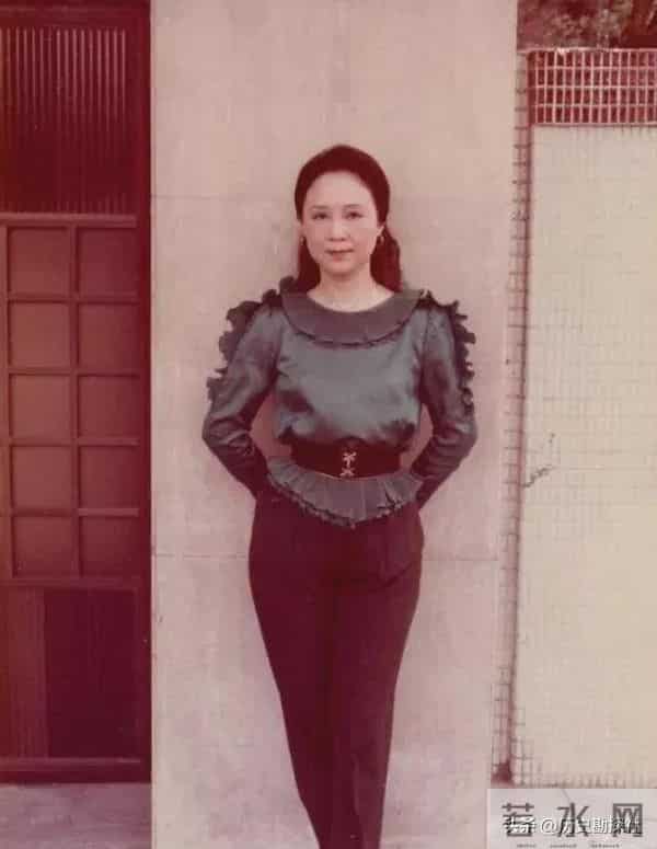 琼瑶和丈夫平鑫涛，在昆明石林旅游时，一张珍贵的合影，很浪漫