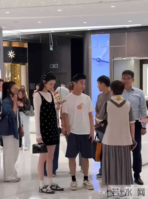 奚梦瑶陪丈夫婆婆逛商场,穿黑色背心裙小腹隆起,像怀孕三四个月