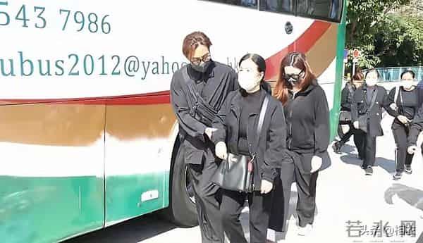 马国明爸爸出殡！他低调送别父亲，与太太汤洛雯并肩守护家人