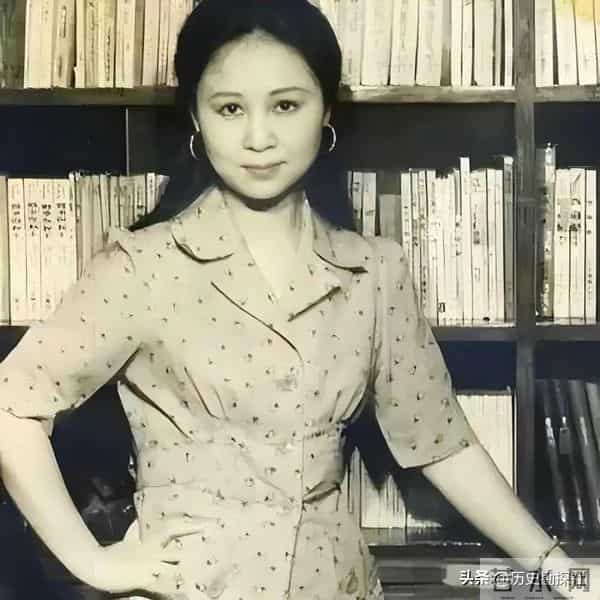 琼瑶和丈夫平鑫涛，在昆明石林旅游时，一张珍贵的合影，很浪漫