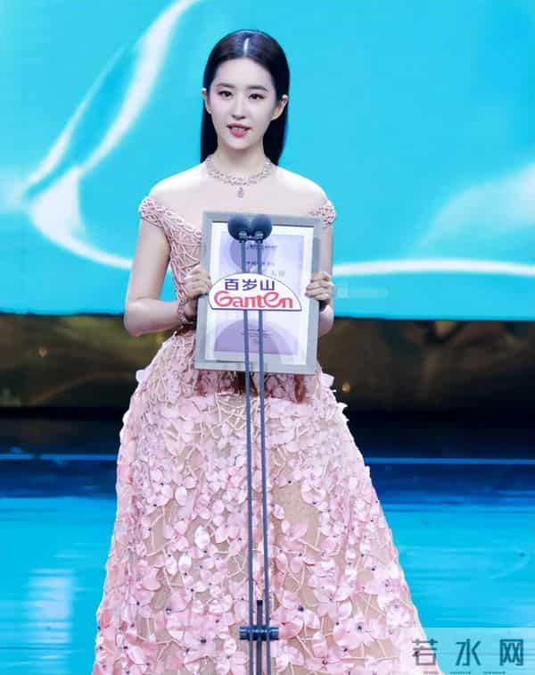 刘亦菲现身阿联酋，离开美颜滤镜，真实状态曝光，两条腿尤为吸睛