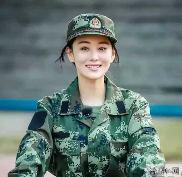 38岁张馨予晒近照,穿卫衣扎马尾似20岁,何捷真把她宠成了小女孩