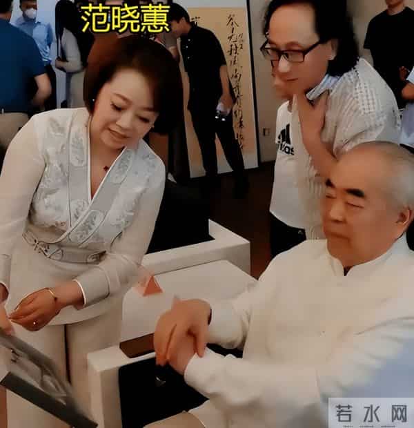 87岁范曾风波后首露面！小50岁徐萌已生子，将与继子女儿断绝关系