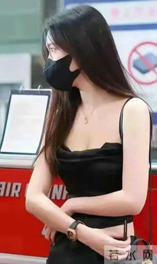 孟子义真空吊带，紧身裤现身机场，腰臀比太惊艳