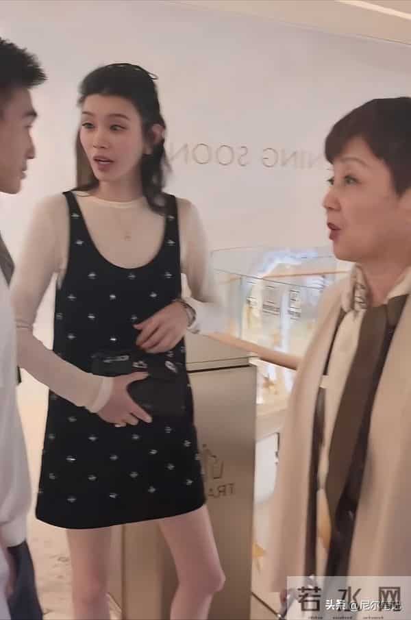 65岁梁安琪带奚梦瑶逛奢店,不敢上扶梯想走没成功,何猷君显尴尬