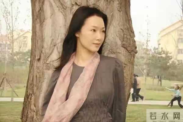 男友病逝后和妈妈抱头痛哭，54岁未婚无儿无女，如今吕薇后悔了吗