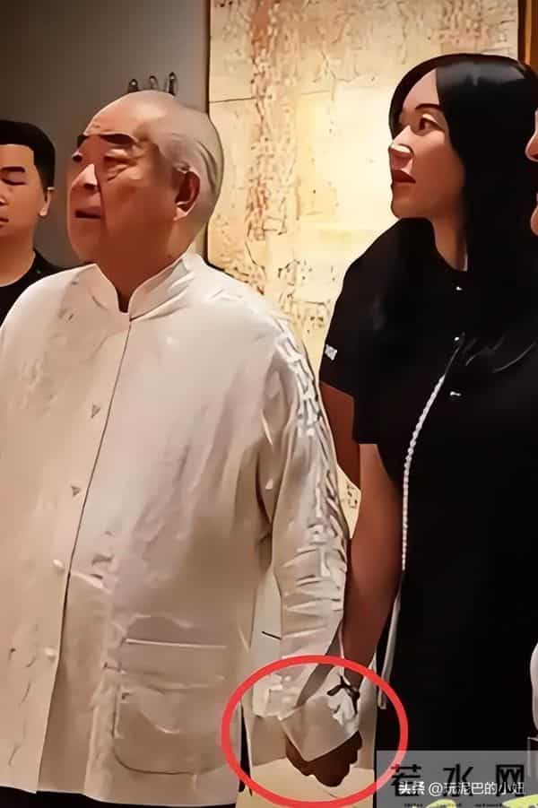 范曾露面回应，37岁徐萌近期产下独子，与54岁女儿断绝关系