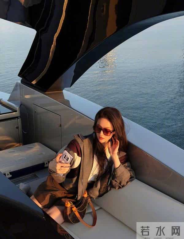 刘亦菲瘦了!她穿小背心游艇上自拍,雪白肌肤,白富美松弛又帅气