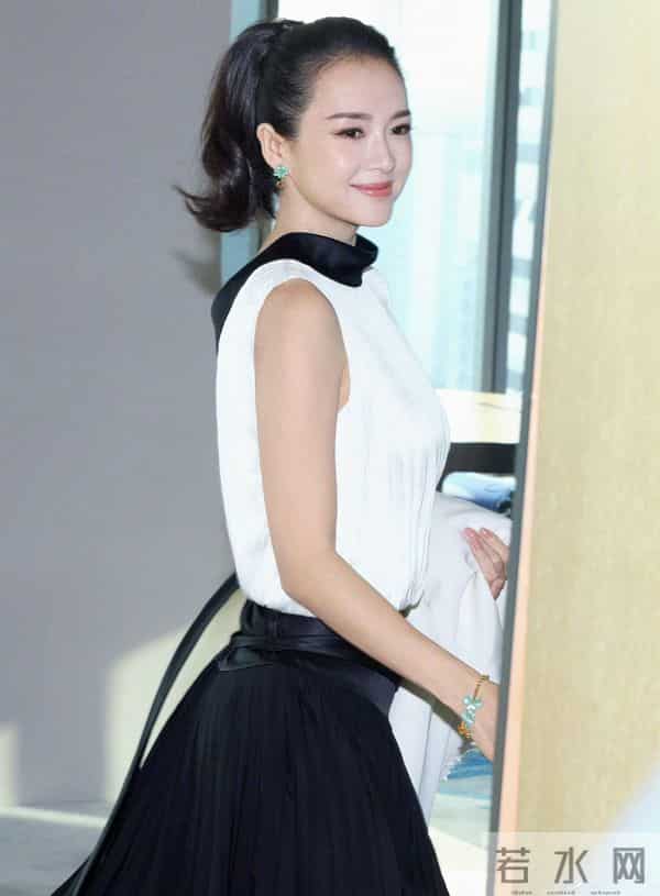 章子怡高马尾造型封神!黑白裙装嫩回18岁,气质绝了