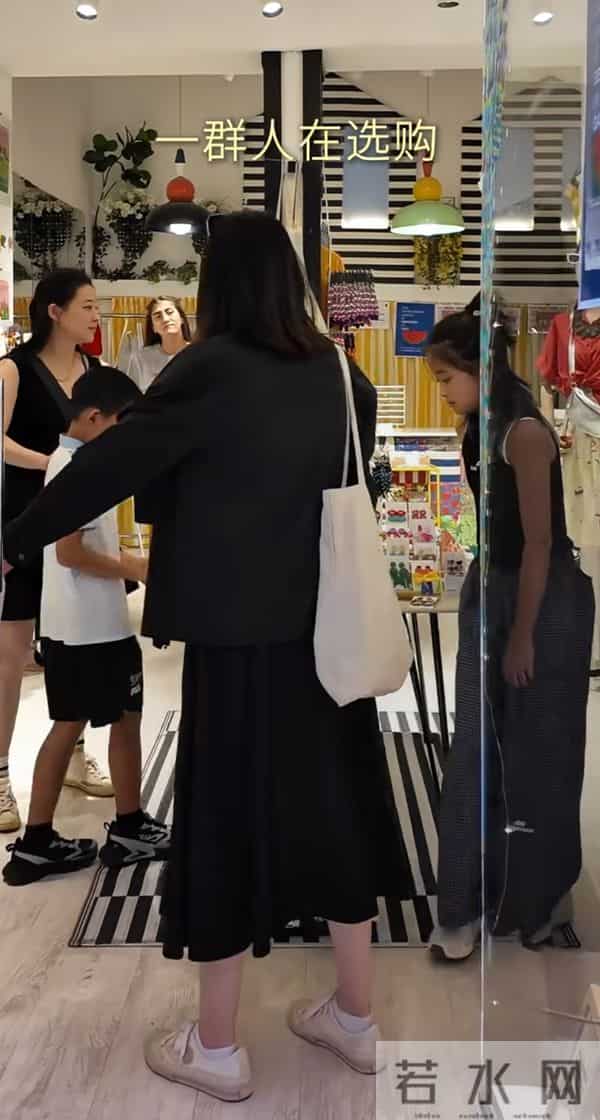 梅婷带娃游马德里,舅舅堪比男版梅婷,快快戴了耳环看起来挺酷!