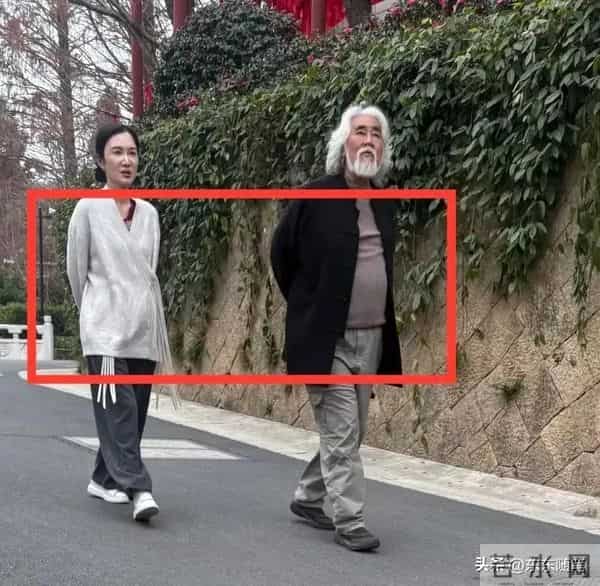 74岁张纪中逛径山寺，挺大肚依然白须白发，43岁杜星霖干瘪苍老