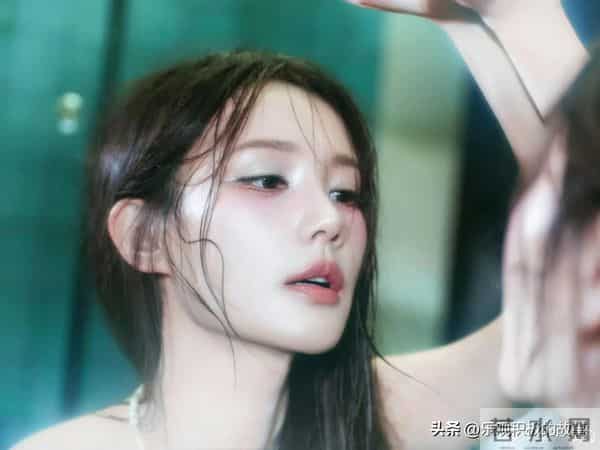 李一桐｜浴室泳装