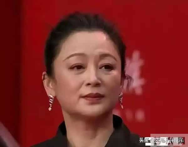 关之琳老了,林青霞老了,陈红也老了,唯有56岁的她看起来像36岁