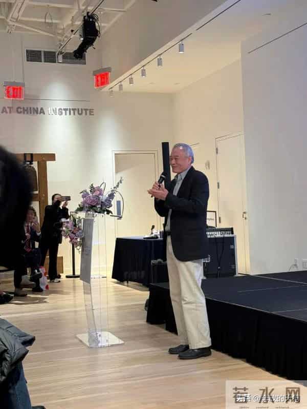 70岁李安在纽约被偶遇,白发苍苍秃头严重,腰背佝偻,苍老了好多