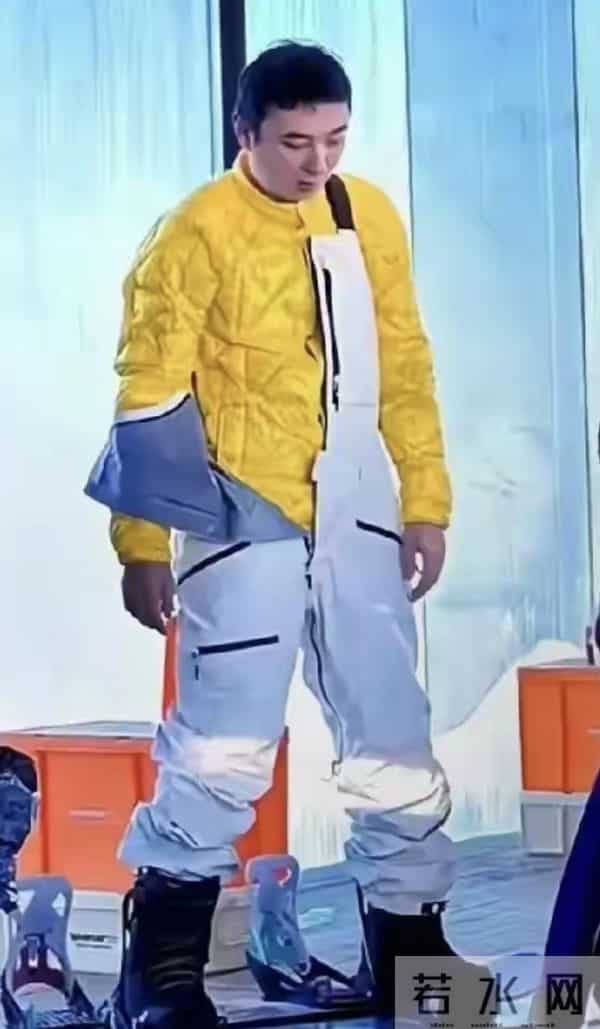 37岁王思聪滑雪，五位美女同行，个个如花似玉，越活越年轻