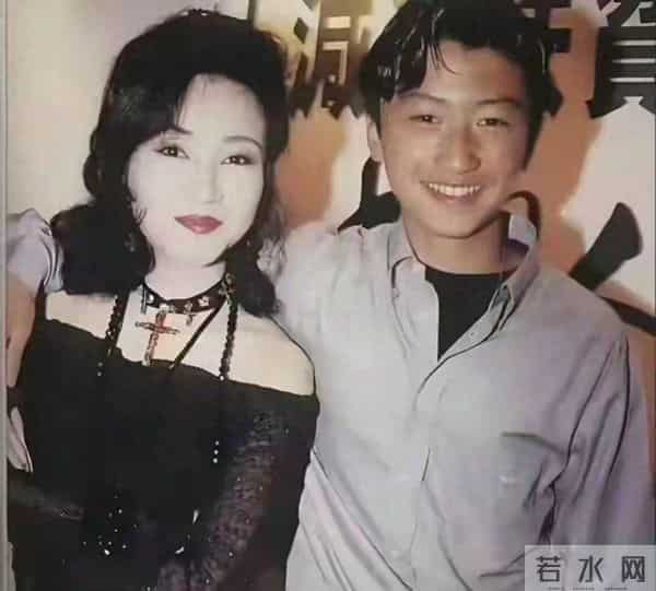 谢霆锋年少时和妈妈狄波拉合影,那美貌秒杀女星,遗传基因太强大