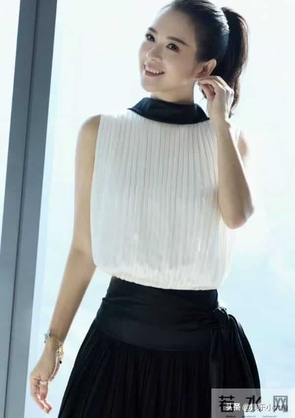 章子怡出席北京Dior之家开幕,穿米色长款外套,压轴出场大气漂亮