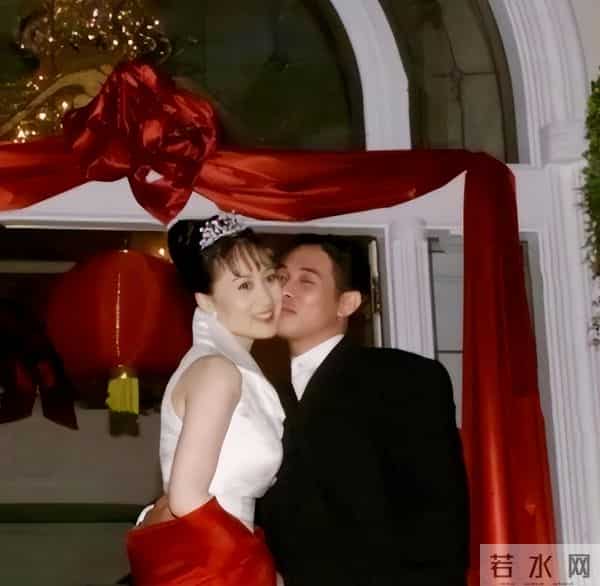 1999年，李连杰和利智结婚一脸兴奋眼神锁定，利智躲着不跟他对视