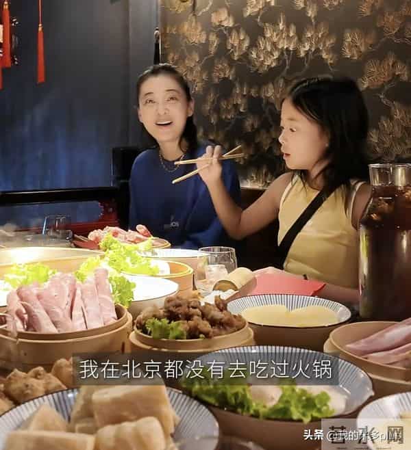 梅婷和弟媳逛街，娘家弟弟也是肿眼皮，大眼袋，12岁女儿打耳洞了