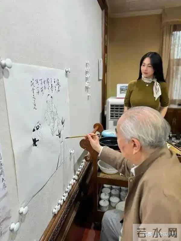 与女儿断绝关系仅1天，范曾担心的事发生了，小50岁娇妻受牵连