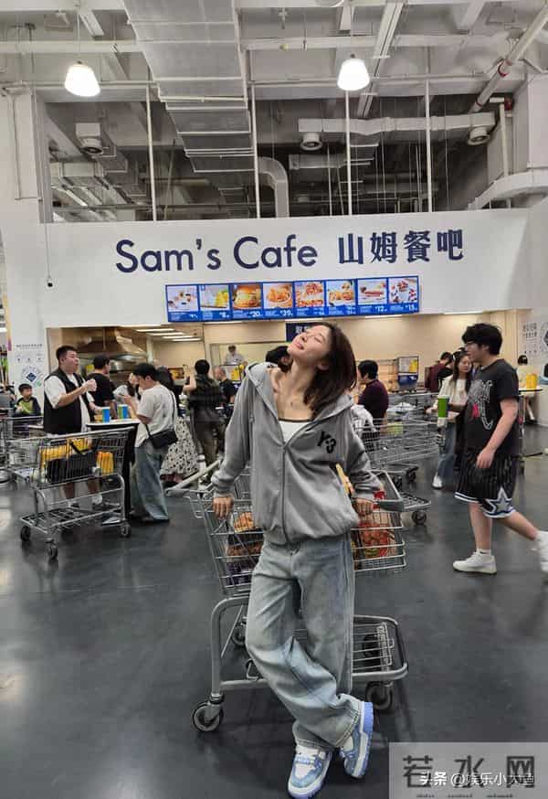 吴艳妮广西逛山姆,穿灰色卫衣牛仔裤好松弛,戴着黑框眼镜好可爱