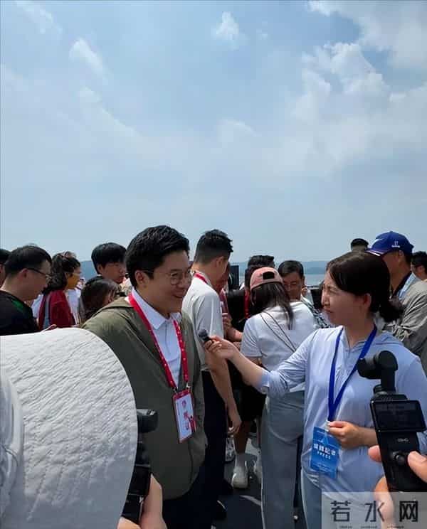 霍启刚连任,让大家刮目相看,郭晶晶眼光真不错