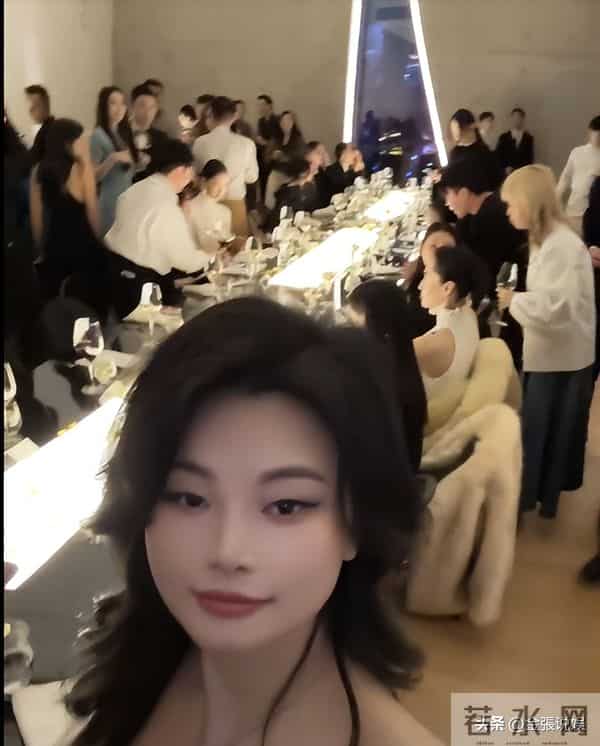 北京酒会太真实，吉娜"假胸"尴尬，娜然脸肿胀，秦舒培一脸男相