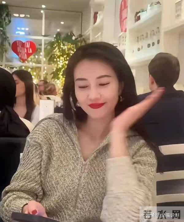 46岁高圆圆米兰街头放飞!没人认出素颜狂拍，生图状态看呆路人