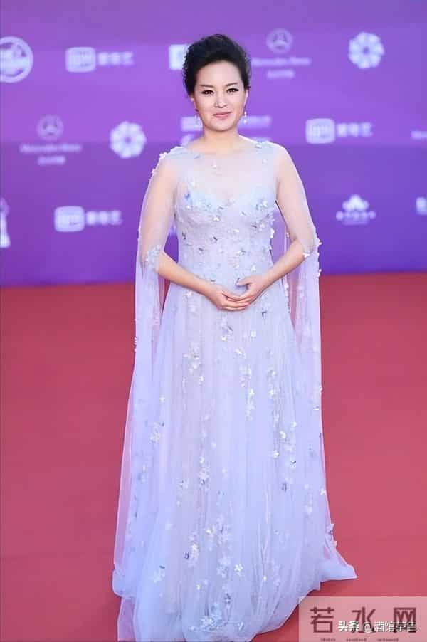 他俩原来是夫妻,她是著名歌唱家,12次上春晚,丈夫是企业董事长