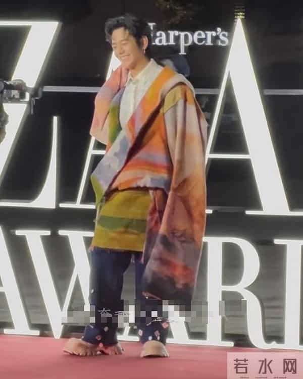 上海红毯太真实，谭卓脸肿，吉娜大小胸成谜，赵雅芝深V险走光