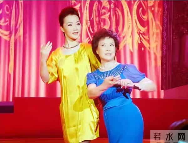 男友病逝后和妈妈抱头痛哭,54岁未婚无儿无女,如今吕薇后悔了吗