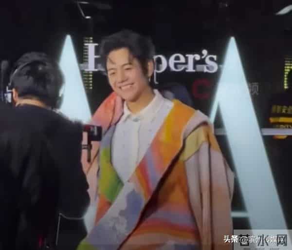 丁真出席上海时尚芭莎之夜,穿民族服饰走红毯,坦言最大的收获是“宣传到了我的家乡和民族文化”